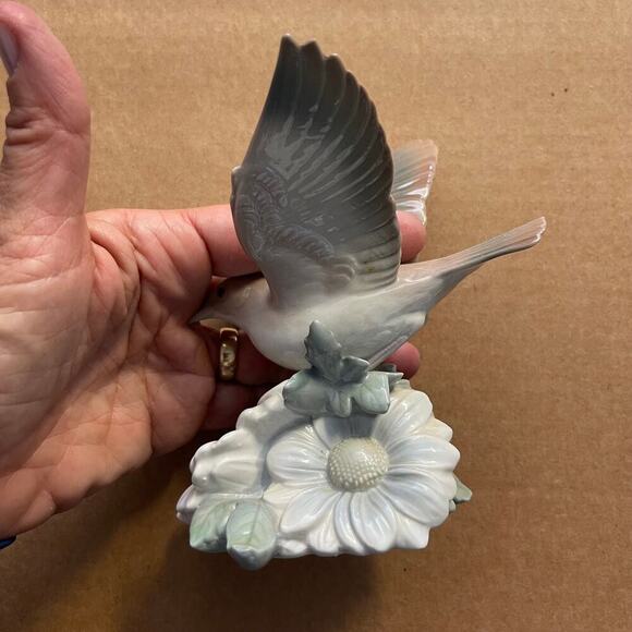 LLadro 1981 Retired Fluttering Nightingale Bird Porcelain RARE Figurine - Picture 4 of 7